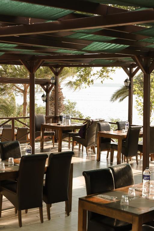 Anadolu Hotels Didim Club restorāns ar skatu uz piekrasti