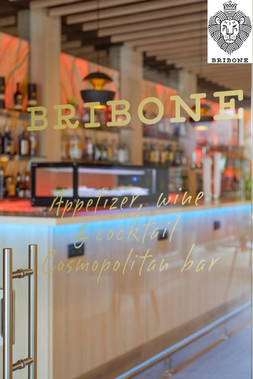 Bribone ir kosmopolitiska bārs, kas piedāvā uzkodas, vīnu un kokteiļus, ar moderno interjeru un plašu dzērienu izvēli.
