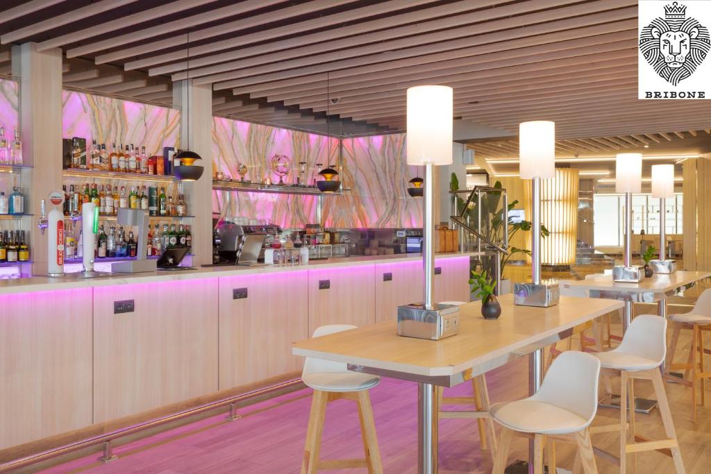 Mūsdienīgs bārs ar stilīgu apgaismojumu un plašu dzērienu izvēli. Interjers izceļas ar koka un akmens elementiem, radot patīkamu atmosfēru.