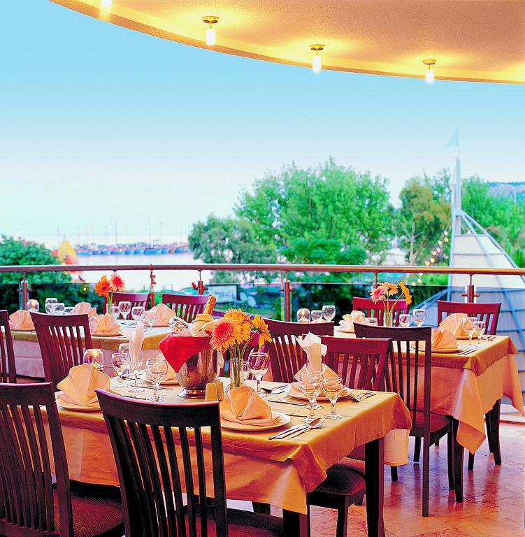 L'ancora Beach Hotel restorāns ar skatu uz piekrasti un ziedošām puķēm