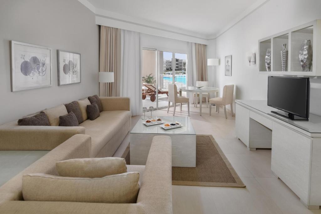 Grezns numurs ar skatu uz baseinu viesnīcā Jaz Aquaviva.