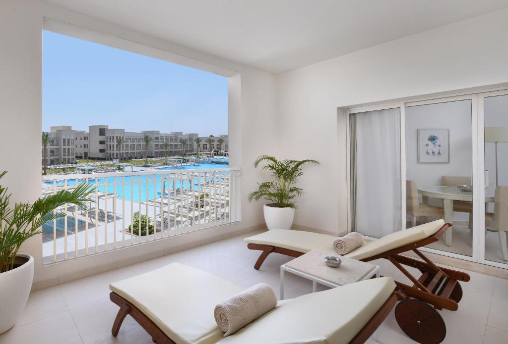 Jaz Aquaviva numura terase ar skatu uz baseinu