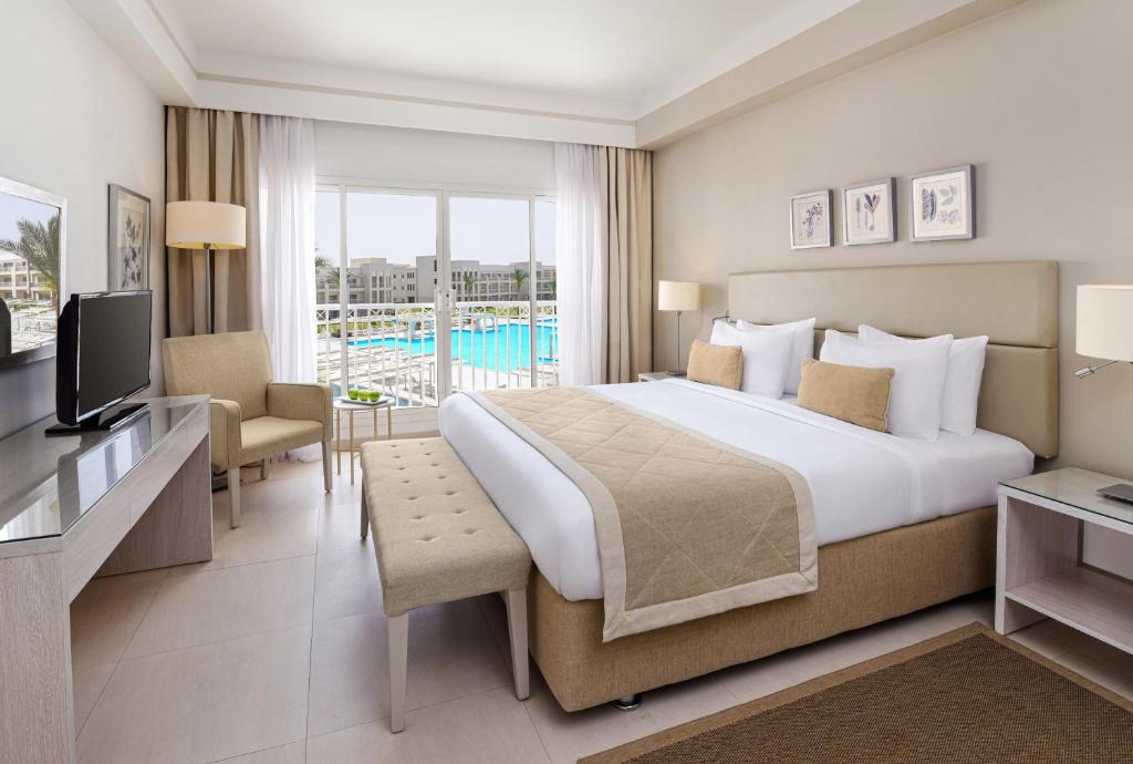 Numurs ar skatu uz baseinu viesnīcā Jaz Aquaviva