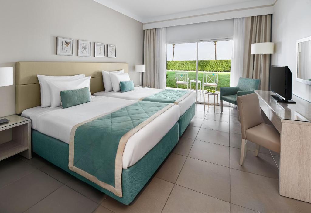 Jaz Aquaviva numurs ar divvietīgām gultām un balkonu.