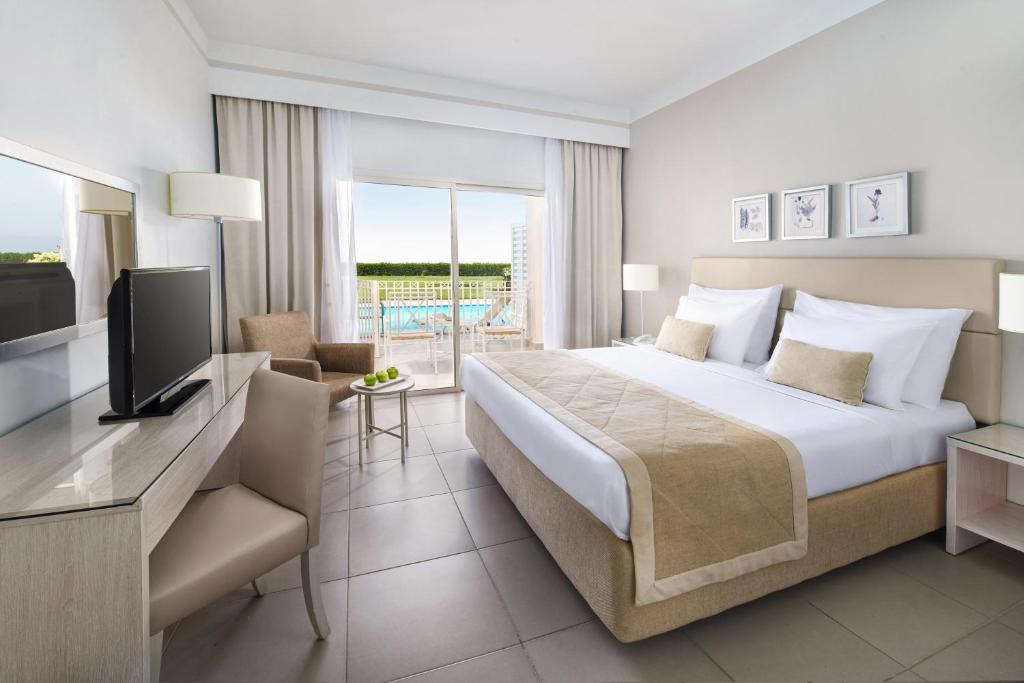 Jaz Aquaviva viesnīcas elegantais numurs ar balkonu un skatu uz baseinu.