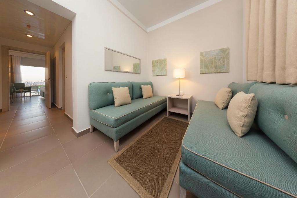 Jaz Aquaviva viesnīcas numurs ar diviem dīvāniem