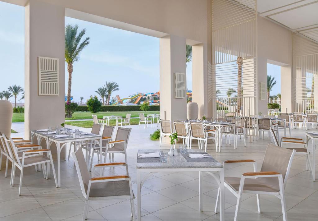 Āra restorāns ar skatu uz baseinu, Jaz Aquaviva.