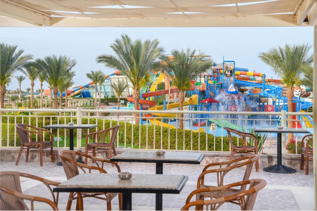 Skats uz ūdens atrakciju parku viesnīcā Jaz Aquaviva.