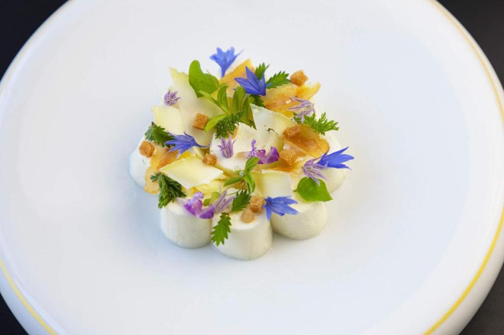Elegants ēdiens ar ziediem un dārzeņu garnējumu hotelī Fleur de Loire
