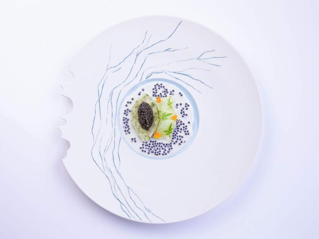 Gurmandu ēdiens no Fleur de Loire ar kaviāru un dārzeņiem.