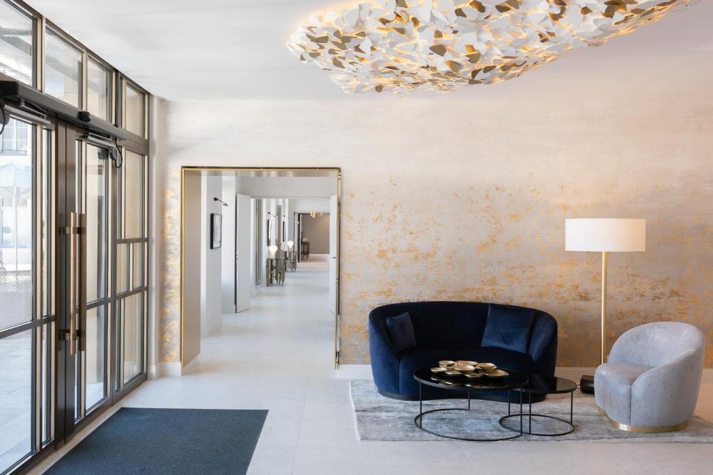 Eleganta uzņemšanas zona viesnīcā Fleur de Loire ar modernu dizainu.