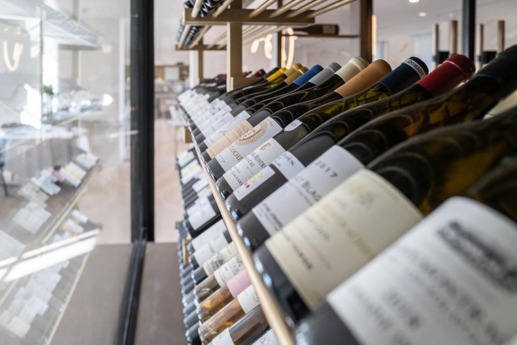 Vīna plaukts viesnīcā Fleur de Loire ar dažādiem vīniem