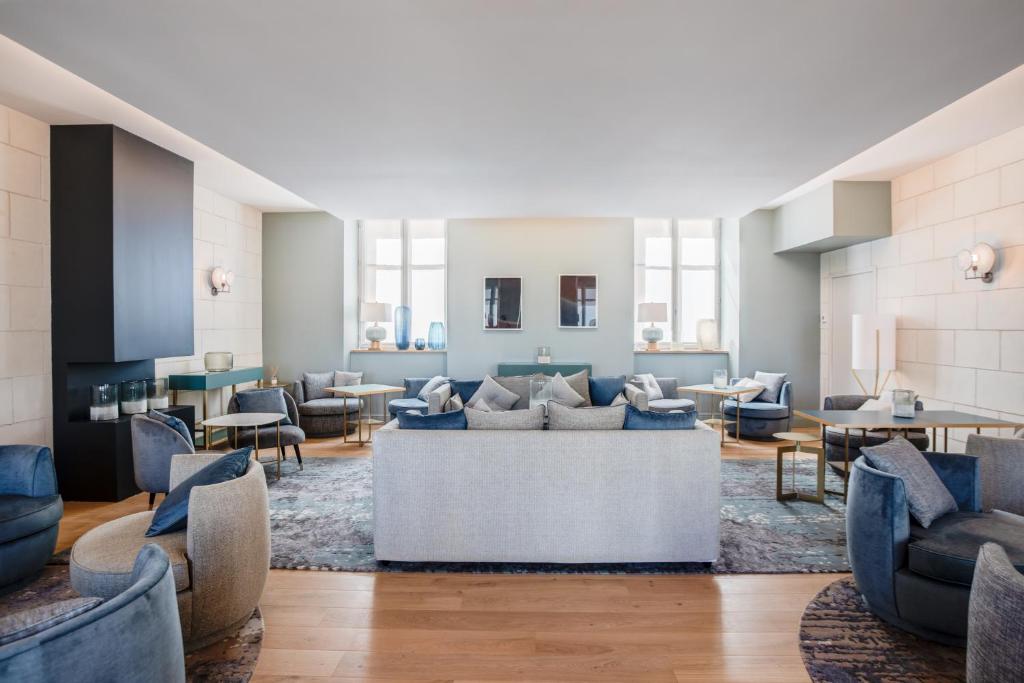 Mūsdienīgs atpūtas stūris viesnīcā Fleur de Loire ar komfortablām mēbelēm.