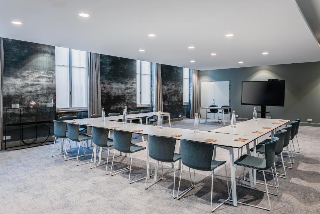 Konferenču telpa viesnīcā Fleur de Loire ar modernām mēbelēm