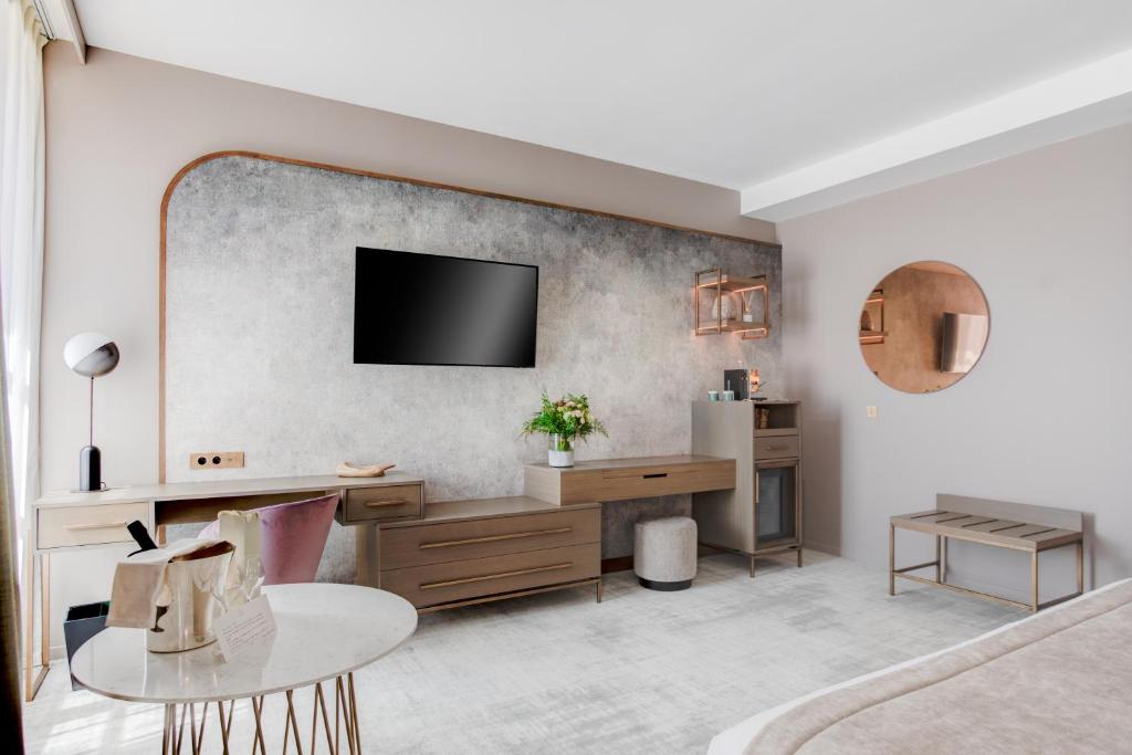 Moderns numurs viesnīcā Fleur de Loire ar televizoru un rakstāmgaldu.