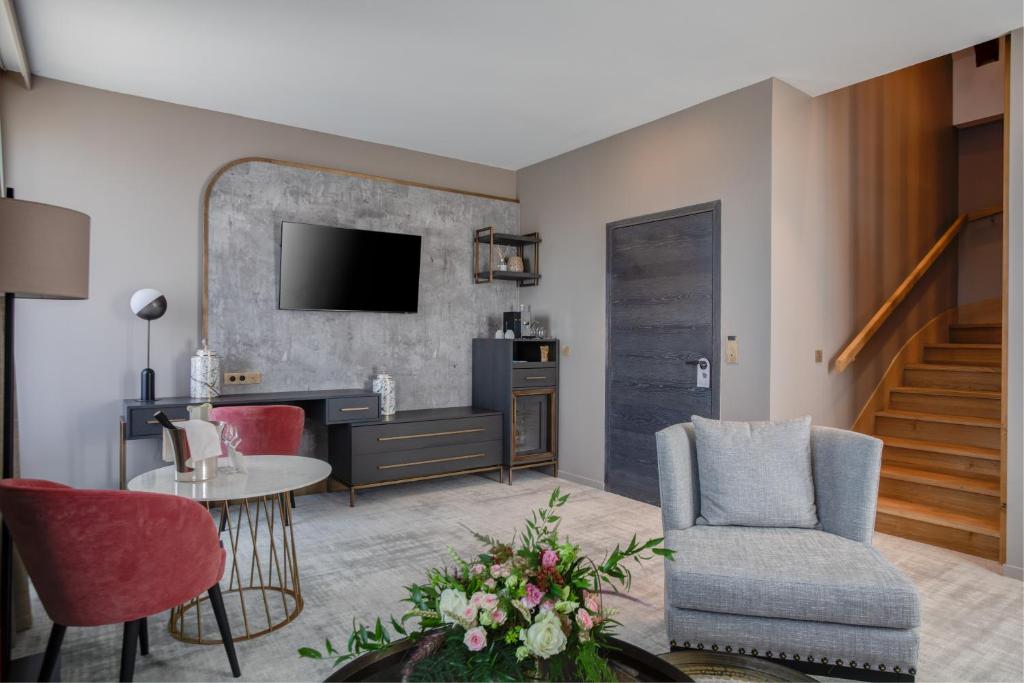 Mūsdienīgs viesnīcas numurs Fleur de Loire ar TV un elegantu interjeru.