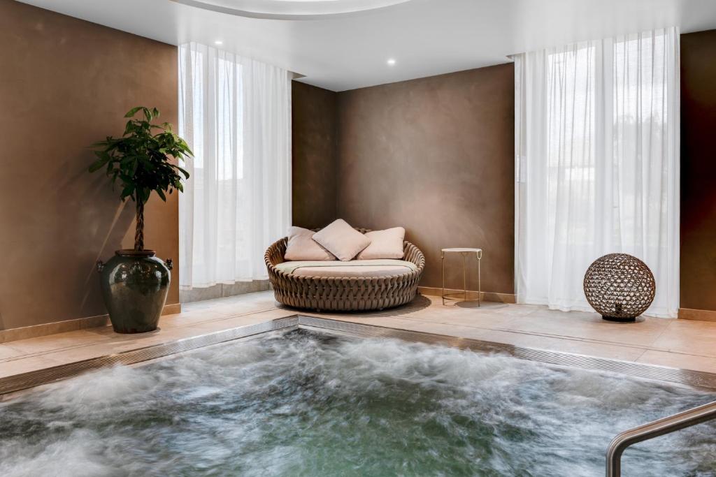 Relaksējoša zona ar džakuzi viesnīcā Fleur de Loire