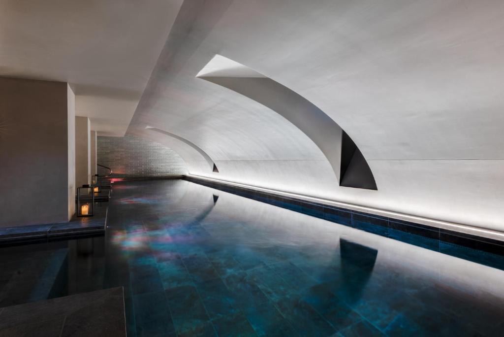 Elegants baseins Fleur de Loire ar mūsdienīgu dizainu