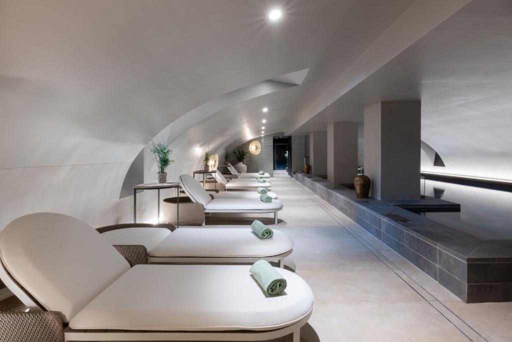 Relaksācijas zona ar guļamkrēsliem un izsmalcinātu dizainu viesnīcā Fleur de Loire.