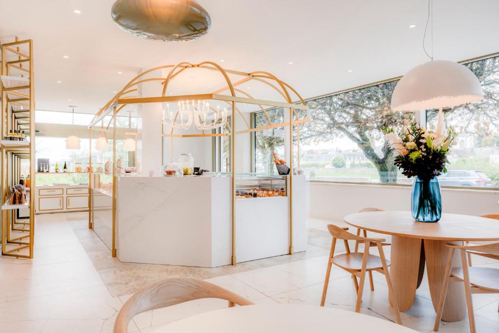 Moderns kafijas stūris viesnīcā Fleur de Loire ar elegantu dizainu.