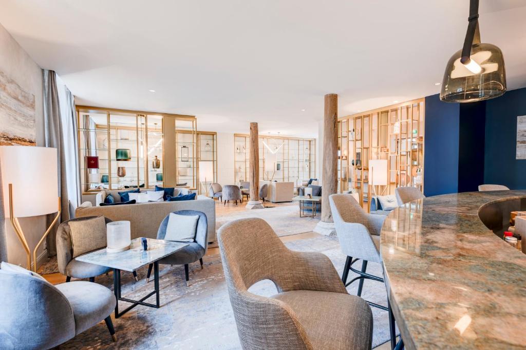 Mūsdienīgs viesnīcas Fleur de Loire atpūtas telpas interjers ar ērtām mēbelēm.