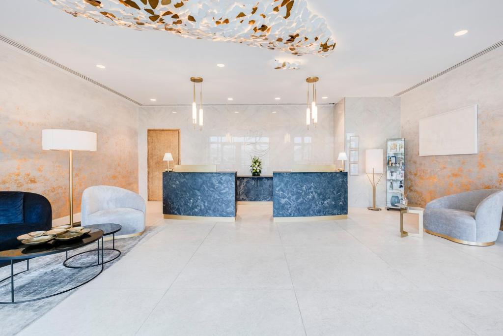 Moderna recepcija viesnīcā Fleur de Loire ar stilīgām mēbelēm.