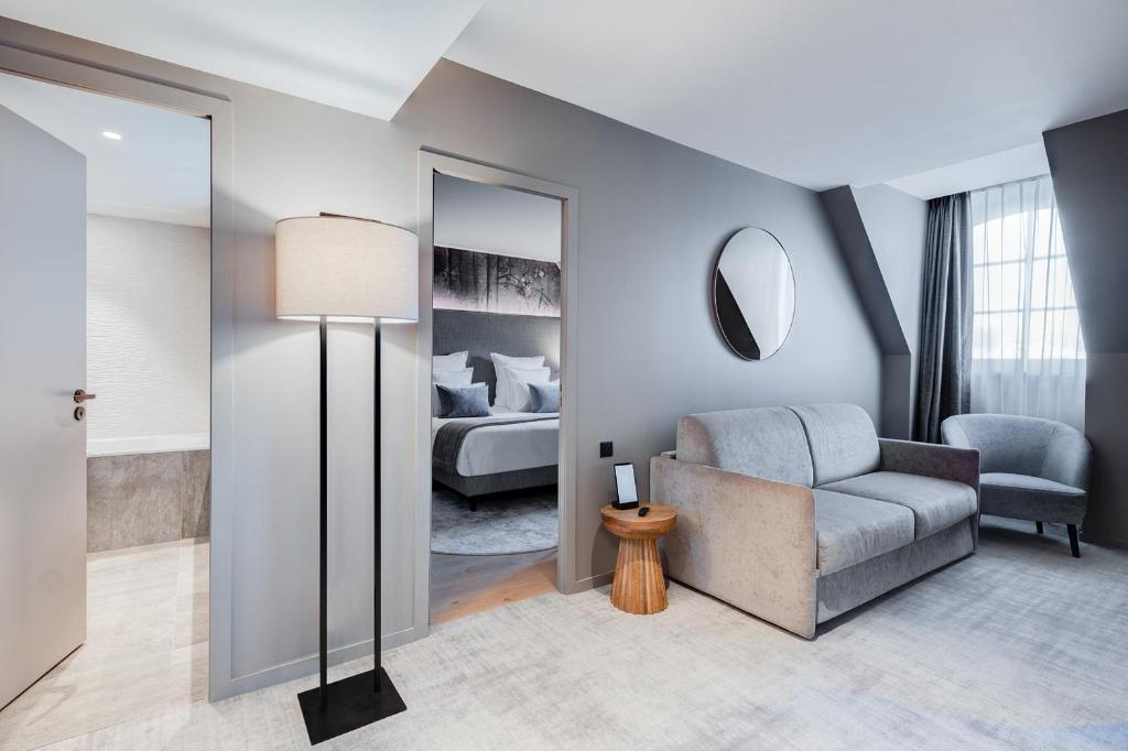 Mūsdienīgs numurs ar atpūtas zonu viesnīcā Fleur de Loire.