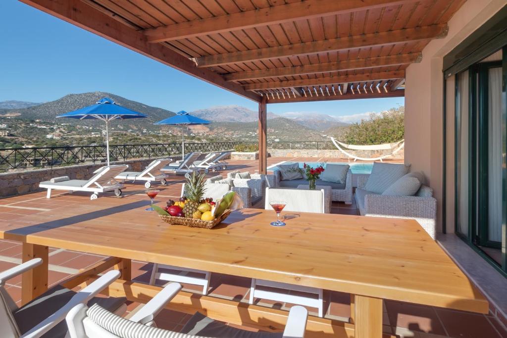 Miramare Resort & Spa terase ar skatu uz kalniem un baseinu