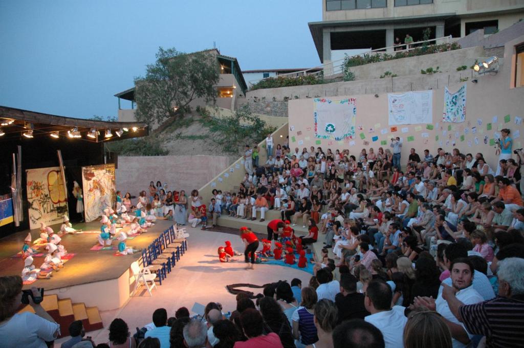 Bērni uz skatuves izpilda dejas šovā Miramare Resort & Spa.