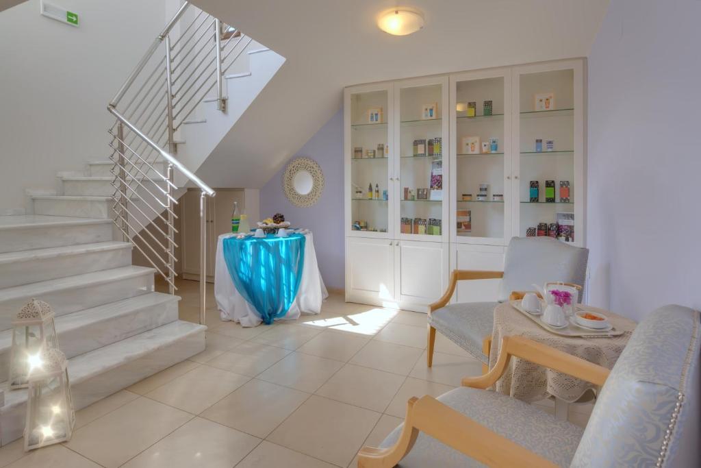 Eleganta atpūtas zona ar kafijas galdu Miramare Resort & Spa