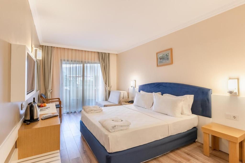 Numurs ar divguļamo gultu L'ancora Beach Hotel, ar balkonu un modernu dizainu.