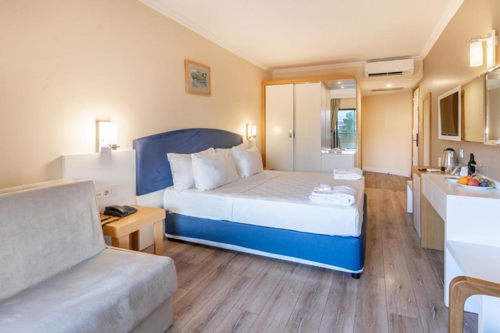 Numurs viesnīcā L'ancora Beach Hotel ar moderno interjeru un gultu.