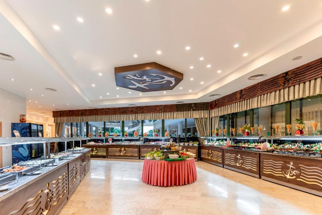 L'ancora Beach Hotel bufete ar dažādiem ēdieniem un elegantām dekorācijām