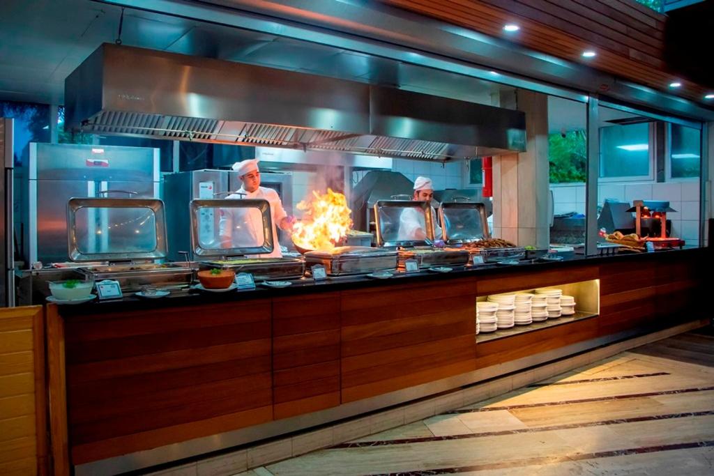 Šefpavāri gatavo ēdienus L'ancora Beach Hotel restorānā.