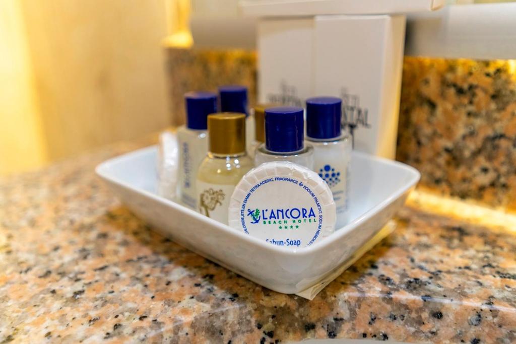 L'ancora Beach Hotel higiēnas piederumi uz marmora virsmas
