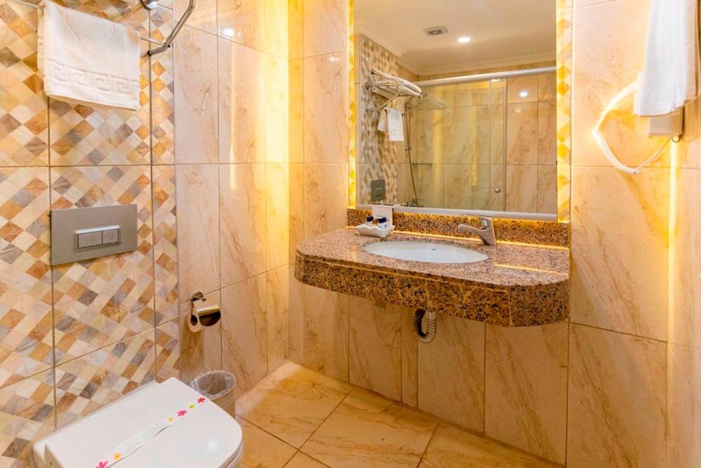Mūsdienīga vannas istaba ar akmens izlietni L'ancora Beach Hotel