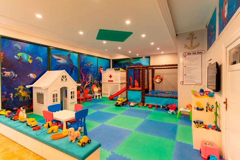 Bērnu rotaļu istaba L'ancora Beach Hotel ar krāsainām spēlēm un interesi.