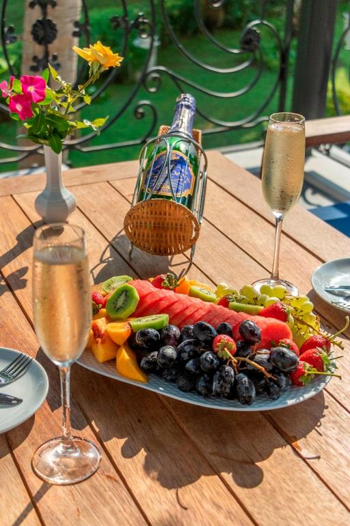 Svaigu augļu plate ar dzērieniem pie L'ancora Beach Hotel