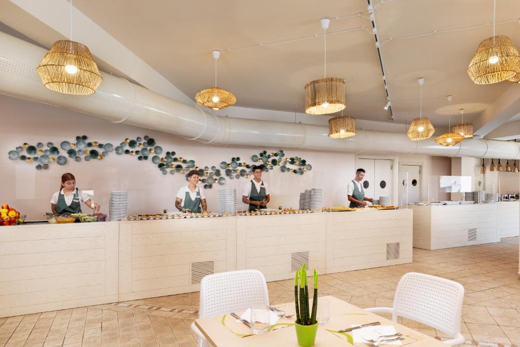 Moderns restorāns ar draudzīgu atmosfēru un apkalpojošo personālu, kas piedāvā dažādus ēdienus. Gaismas un dekorācijas rada patīkamu vidi.