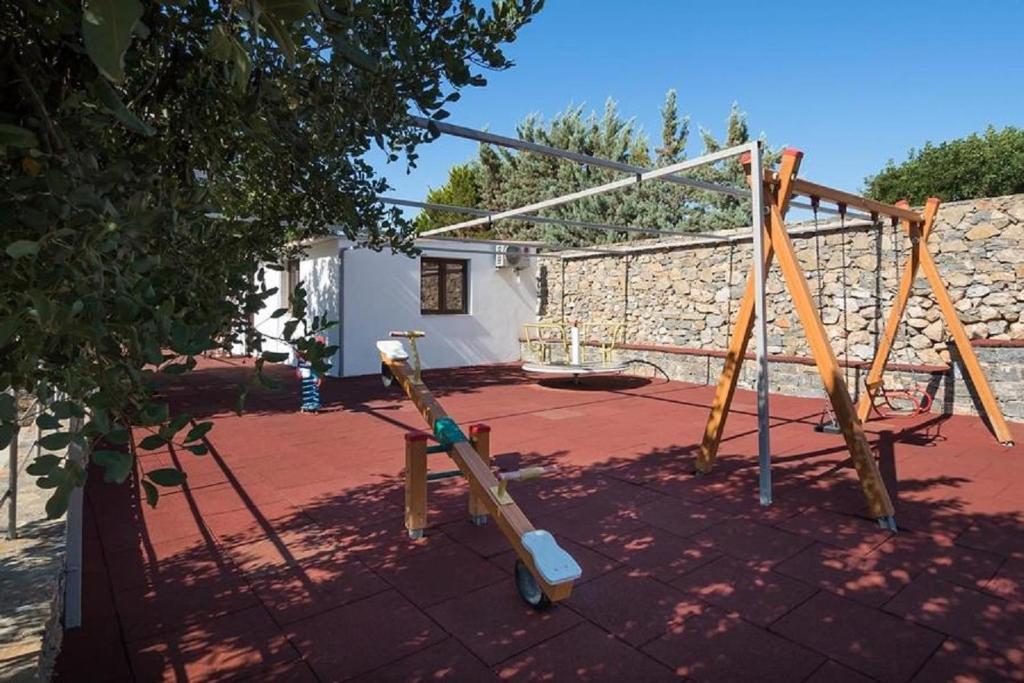 Bērnu rotaļu laukums Miramare Resort & Spa ar šūpolēm un slidkalniņu.