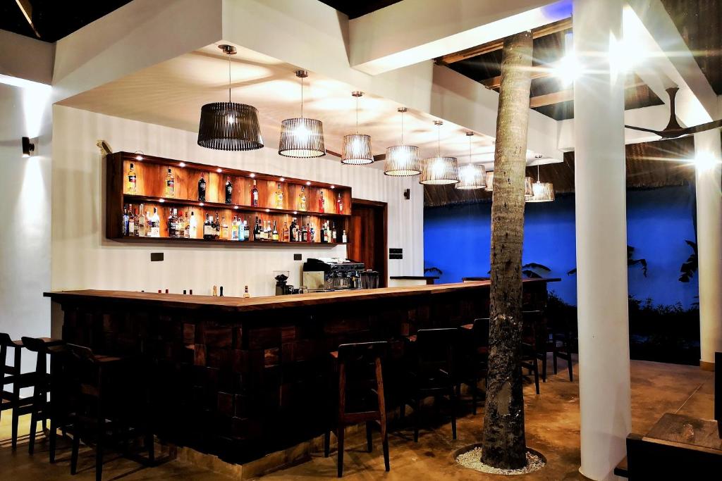 SBH Monica Zanzibar bārs ar modernu apgaismojumu