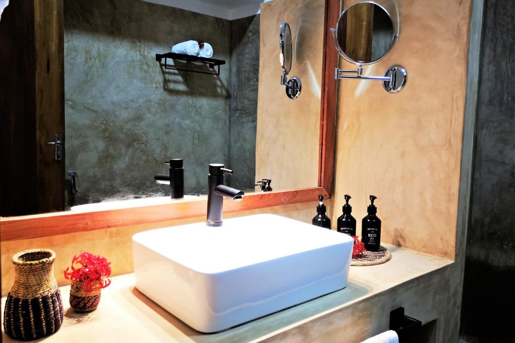 SBH Monica Zanzibar luksusa vannas istaba ar mūsdienīgu dizainu