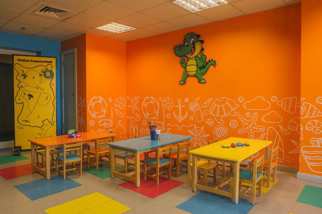 Bērnu rotaļu istaba viesnīcā Jaz Aquaviva ar spilgtām krāsām