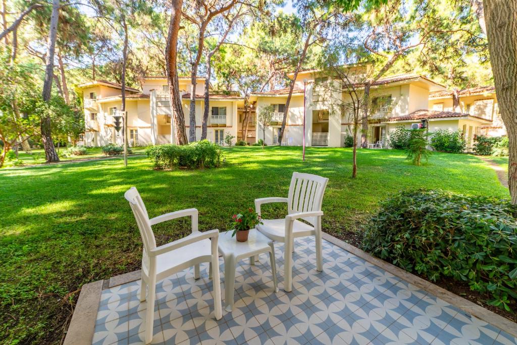 Dārzs ar sēdvietām pie Ulusoy Kemer Holiday Club viesnīcas