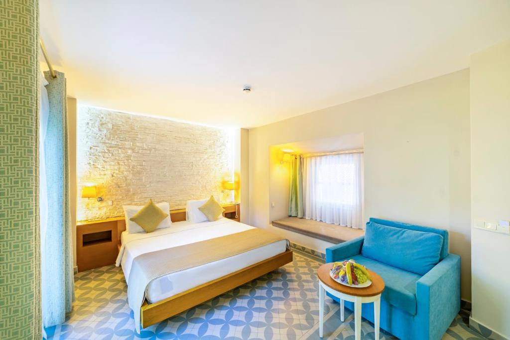 Moderns numurs Ulusoy Kemer Holiday Club ar divguļamo gultu un ērtu atpūtas stūri.