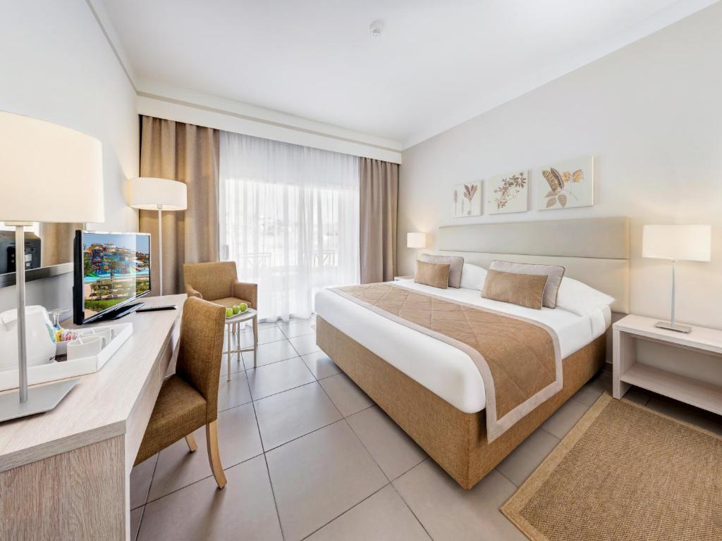 Elegants numurs viesnīcā Jaz Aquaviva ar modernu interjeru.