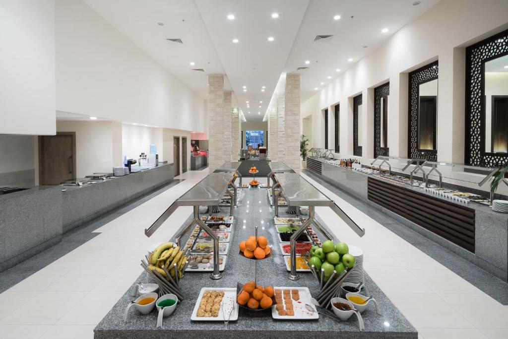 Jaz Aquaviva bufetes stils restorānā ar plašu ēdienu klāstu.