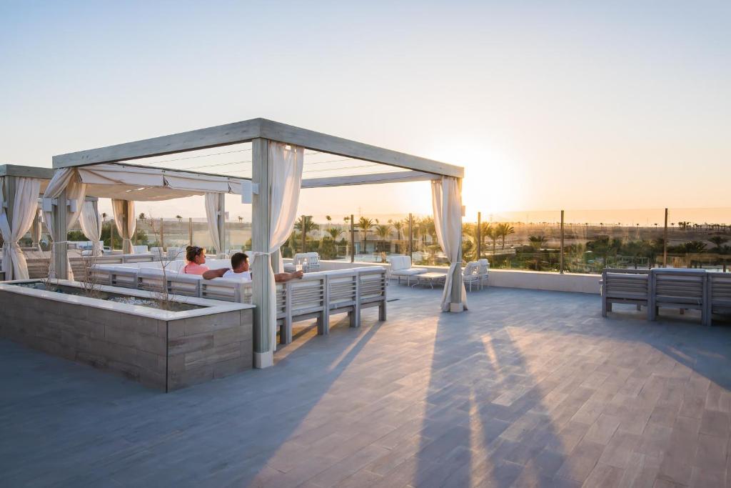 Jaz Aquaviva jumta terase ar saulrietu skatu