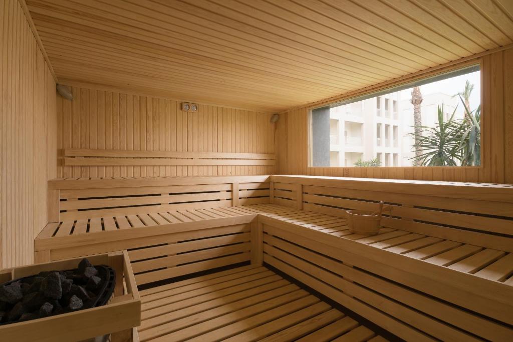 Jaz Aquaviva sauna ar skatu uz āra terasi