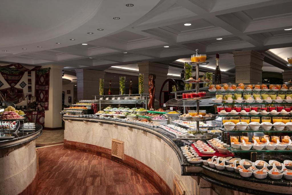 Bagātīgs bufetes galds Palm Royale Resort - Soma Bay restorānā.